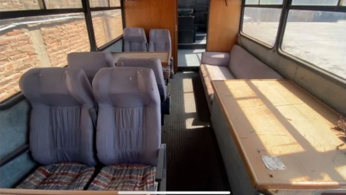 El interior del ómnibus subastado.
