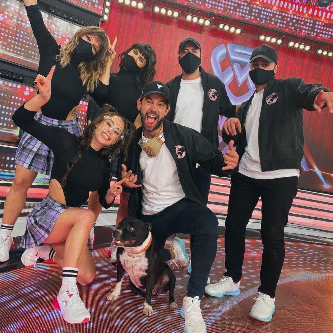 Julieta Antón posa atrás de Cachete Sierra, a quien acompañó en el ritmo Shuffle.