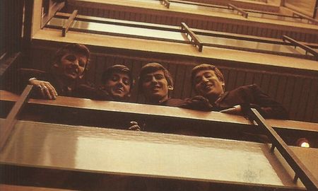 La foto de tapa de Please please me fue tomada en los pasillos de EMI La foto de tapa de Please please me fue tomada en los pasillos de EMI