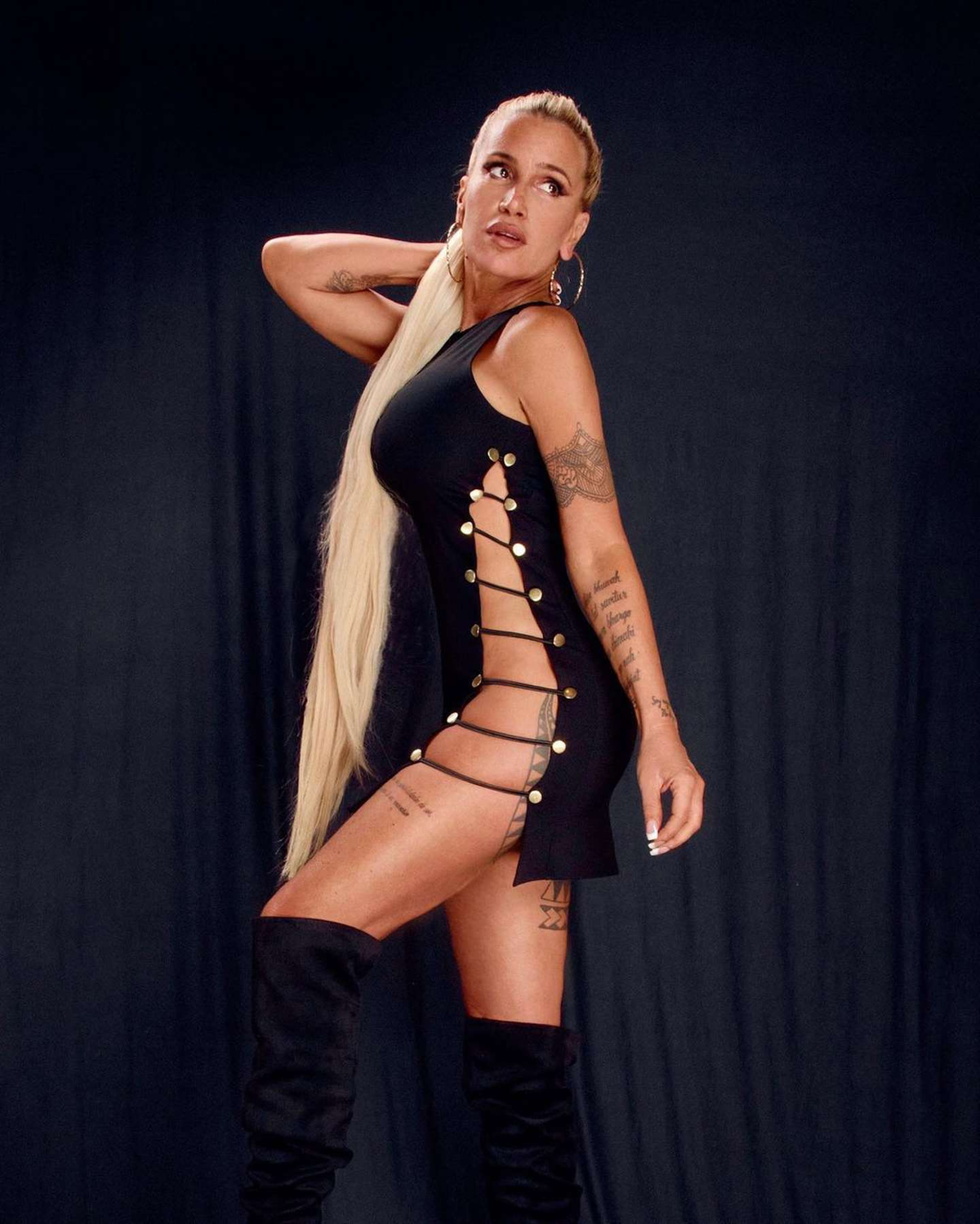 Pos&oacute; en las redes sociales con un vestido con aberturas a los laterales.&nbsp;