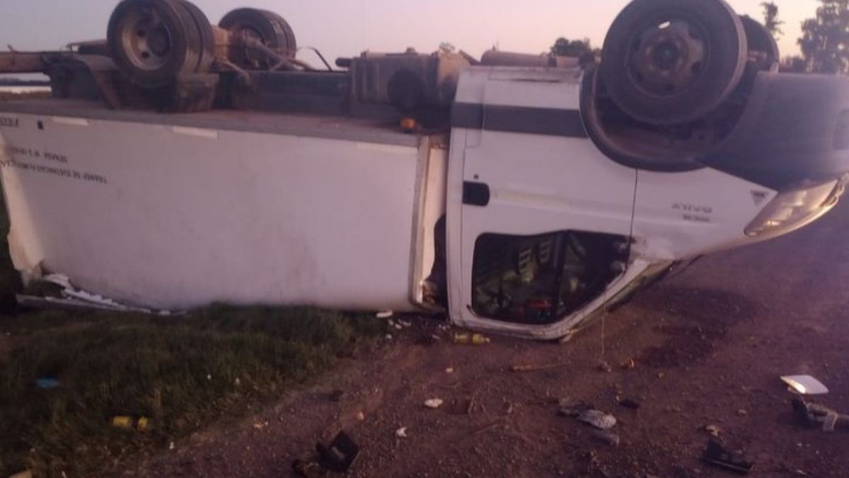 El camión quedó volcado entre la calzada y la banquina. El camión quedó volcado entre la calzada y la banquina.