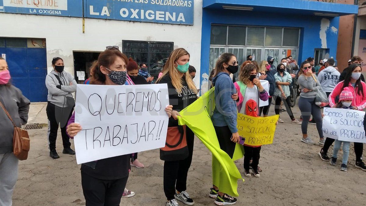 Los dueños, empleados y socios de los gimnasios se unieron a la manifestación que comenzó en las cinco esquinas de avenida 7 de Marzo y Luján.