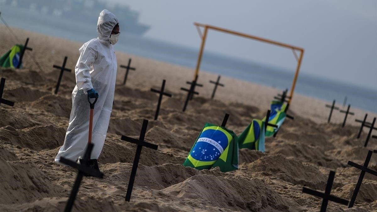 Cruces en una playa denuncian la cantidad de muertes en Brasil.