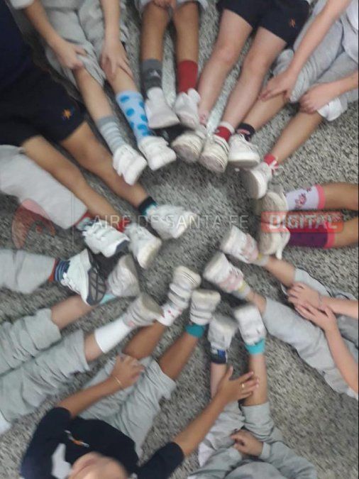 El desafío de usar medias de distinto color