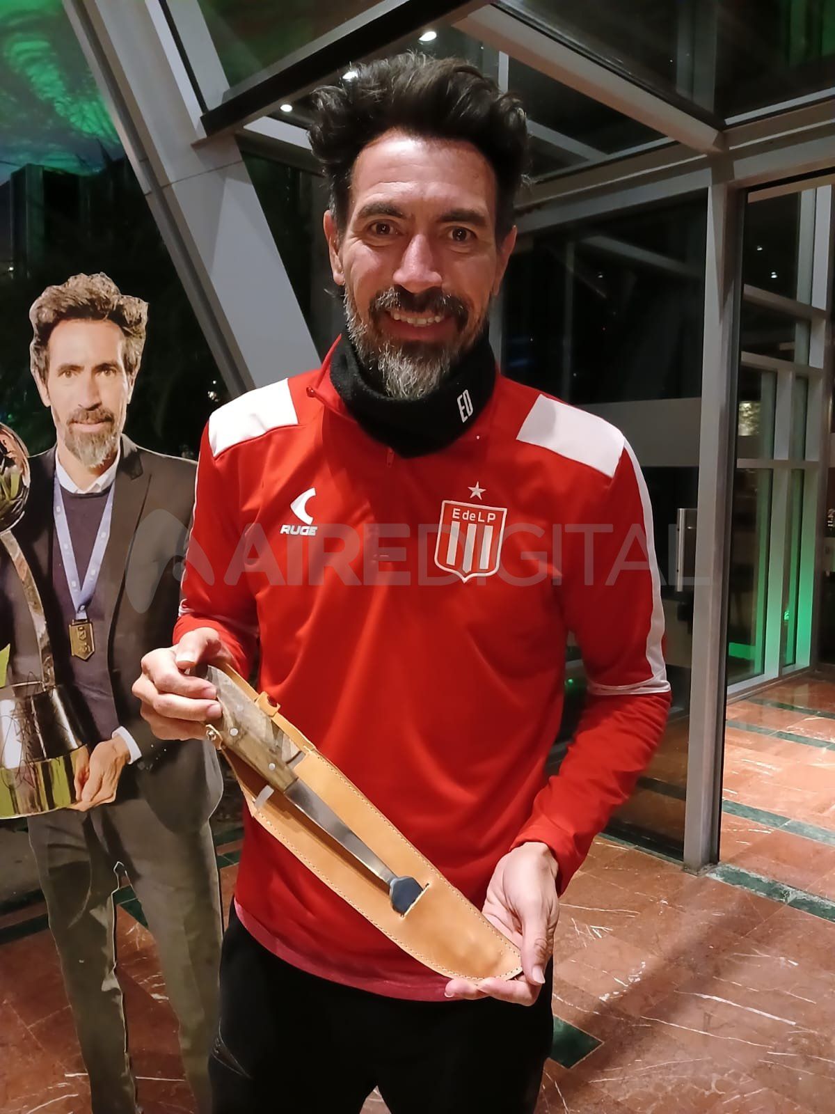 Eduardo Domínguez con el regalo entregado por los hinchas de Colón.