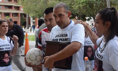 Walter Sueldo sosteniendo la urna con las cenizas de su hijo frente a los Tribunales santafesinos. Walter Sueldo sosteniendo la urna con las cenizas de su hijo frente a los Tribunales santafesinos.