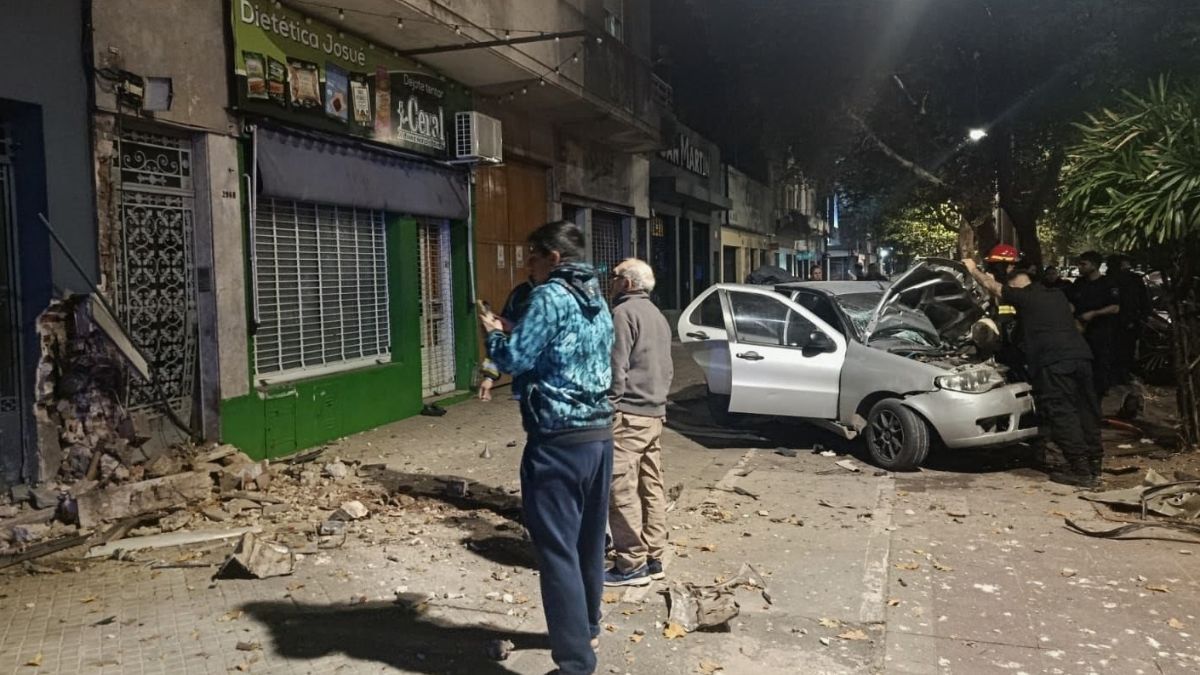 El conductor perdió el control en avenida San Martín de Rosario, impactó contra dos viviendas y falleció horas después en el Heca. El conductor perdió el control en avenida San Martín de Rosario, impactó contra dos viviendas y falleció horas después en el Heca.