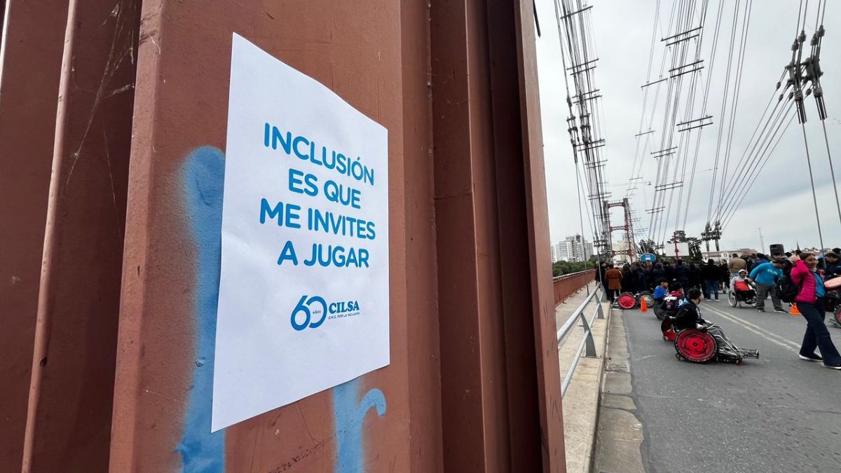 Detrás de cada persona que le da pelea a la adversidad, hay una red invisible pero indestructible. Detrás de cada persona que le da pelea a la adversidad, hay una red invisible pero indestructible.