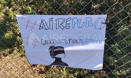 En medio de las denuncias por contaminación, vecinos colgaron carteles en el tejido del Parque Industrial de Sauce Viejo. En medio de las denuncias por contaminación, vecinos colgaron carteles en el tejido del Parque Industrial de Sauce Viejo.