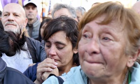 Miles de manifestantes se concentraron en Buenos Aires para darle su apoyo a la expresidenta Cristina Kirchner tras el fallo de la Corte Suprema. Miles de manifestantes se concentraron en Buenos Aires para darle su apoyo a la expresidenta Cristina Kirchner tras el fallo de la Corte Suprema.