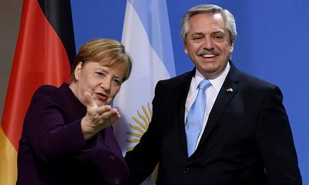 Alberto Fernández junto a Ángela Merkel durante la visita del argentino a Berlín, en febrero. Alberto Fernández junto a Ángela Merkel durante la visita del argentino a Berlín, en febrero.
