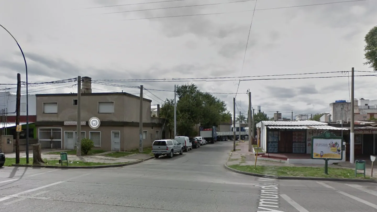 Todo ocurrió en la parada de colectivos ubicada en Monseñor Pablo Cabrera al 3000. (Foto: Google Street View) 
