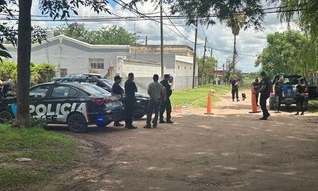 Vecinos alertaron al 911 tras encontrar restos óseos en una caja abandonada; la Policía de Acción Táctica resguarda el lugar. Vecinos alertaron al 911 tras encontrar restos óseos en una caja abandonada; la Policía de Acción Táctica resguarda el lugar.