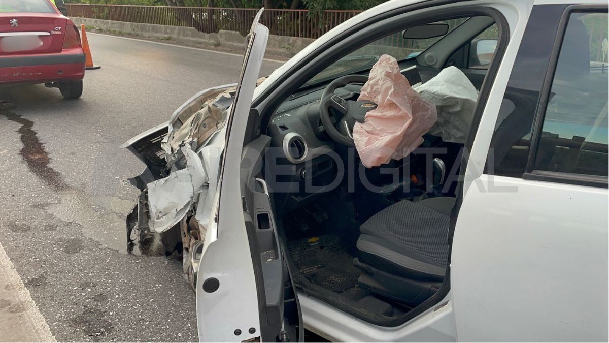 Accidente en la Ruta Nacional 168: el tren delantero del auto quedó destruido, los airbags se activaron y el paragolpes se desprendió por completo.