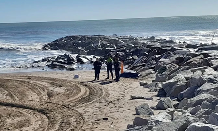 Caminaba por una playa de Mar del Plata y encontró un cadáver entre las piedras Caminaba por una playa de Mar del Plata y encontró un cadáver entre las piedras