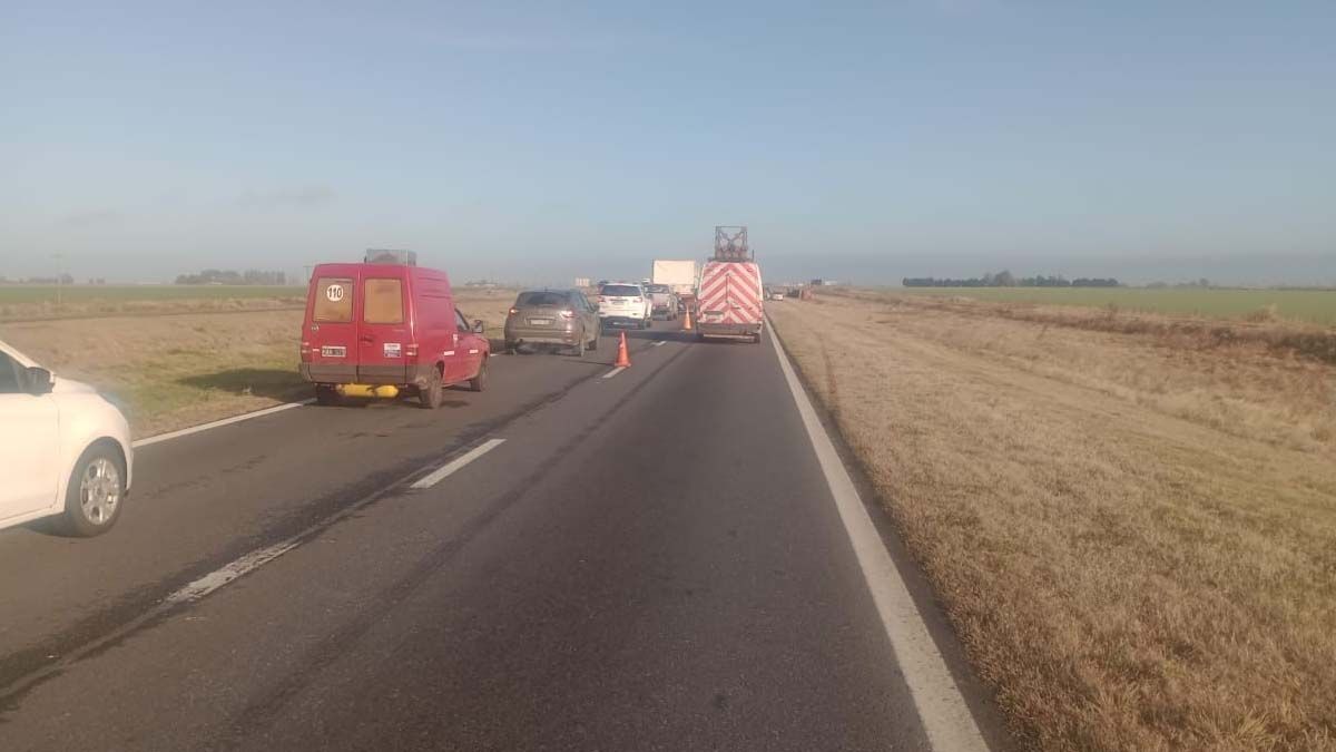 Por los trabajos necesarios en la calzada, hubo demoras en los alrededores del accidente. Por los trabajos necesarios en la calzada, hubo demoras en los alrededores del accidente.