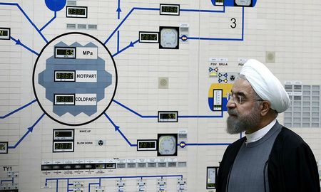 Fotografía publicada por el sitio web oficial del presidente iraní, Hassan Rouhani, que lo muestra visitando la sala de control de la central nuclear de Bushehr en la ciudad portuaria del Golfo de Bushehr en Irán, el 13 de enero de 2015. Mohammad Berno / vía presidencia de Irán / AFP Fotografía publicada por el sitio web oficial del presidente iraní, Hassan Rouhani, que lo muestra visitando la sala de control de la central nuclear de Bushehr en la ciudad portuaria del Golfo de Bushehr en Irán, el 13 de enero de 2015. Mohammad Berno / vía presidencia de Irán / AFP
