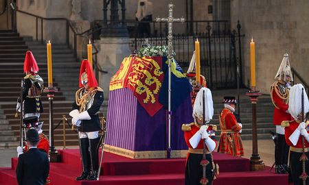 El ataúd de la reina Isabel II en el Westminster Hall. El ataúd de la reina Isabel II en el Westminster Hall.