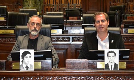 Claudio Morresi y Santiago Roberto forman parte del bloque del Frente de Todos en la Legislatura porteña y, además, están unidos por el pasado común: el hermano del primero y el padre del segundo fueron ejecutados y desaparecidos juntos por la última dictadura militar. Claudio Morresi y Santiago Roberto forman parte del bloque del Frente de Todos en la Legislatura porteña y, además, están unidos por el pasado común: el hermano del primero y el padre del segundo fueron ejecutados y desaparecidos juntos por la última dictadura militar.
