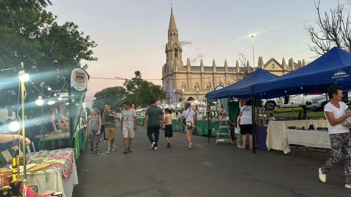 La calle Javier de la Rosa se plagó de comerciantes, a pocos minutos del inicio del Festival de Guadalupe.