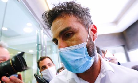 Leopoldo Luque, médico de Diego Maradona, se presentó a declarar por la causa que investiga la muerte del ídolo. Leopoldo Luque, médico de Diego Maradona, se presentó a declarar por la causa que investiga la muerte del ídolo.
