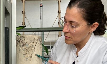 Anabella Gilarducci, investigadora de la UTN de Santa Fe, visitó los estudios de AIRE y explicó como se logró desarrollar una formulación que sella fisuras del hormigón usando bacterias no patógenas. Anabella Gilarducci, investigadora de la UTN de Santa Fe, visitó los estudios de AIRE y explicó como se logró desarrollar una formulación que sella fisuras del hormigón usando bacterias no patógenas.