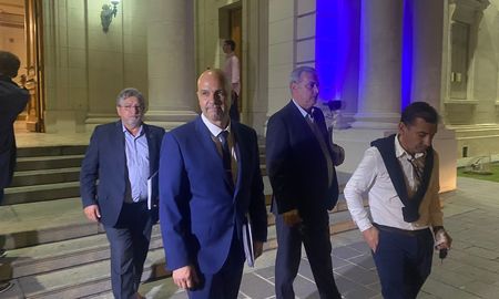 El ministro Brilloni se retira del Senado después de la reunión por la emergencia en seguridad que duró casi cuatro horas. El ministro Brilloni se retira del Senado después de la reunión por la emergencia en seguridad que duró casi cuatro horas.