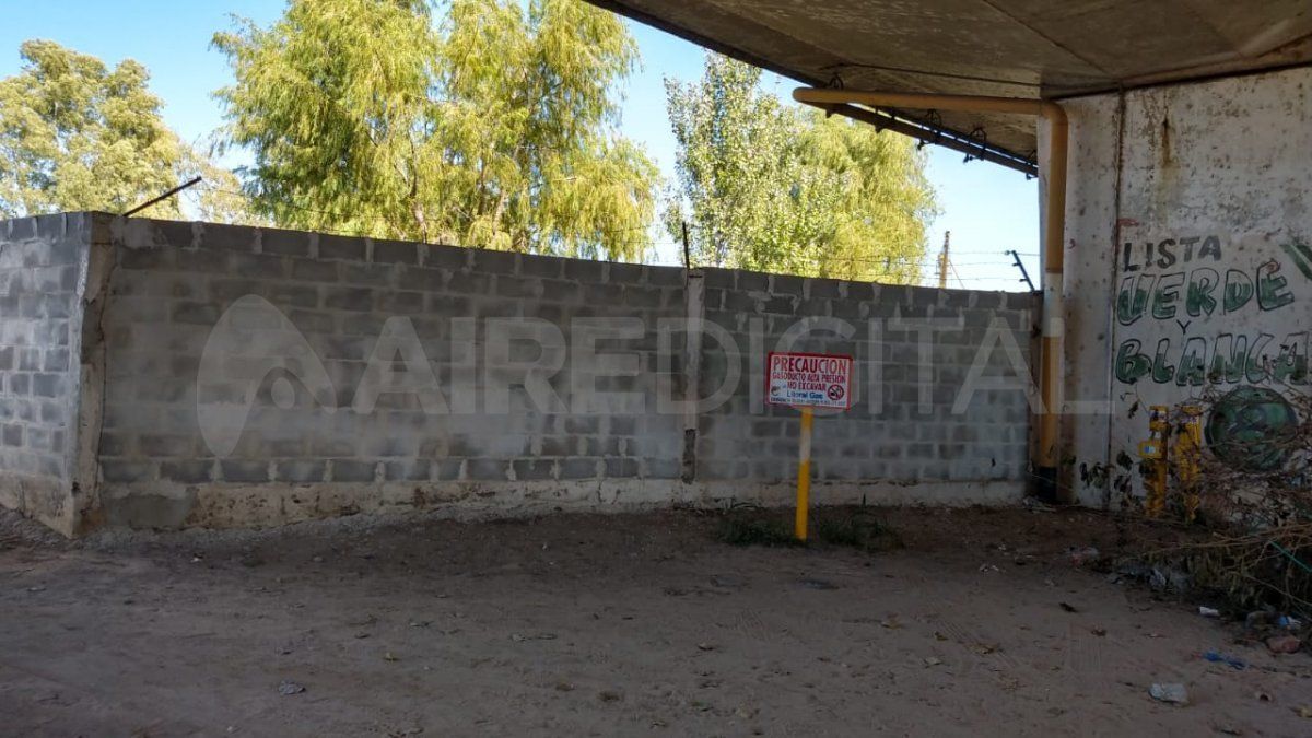 El tapial está ubicado sobre la calle Demetrio Gómez, debajo del viaducto Oroño. 