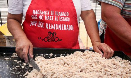 En la provincia de Santa Fe funcionan casi 800 comedores. Para la organización La Poderosa no se trata de números, sino de la realidad palpable. En la provincia de Santa Fe funcionan casi 800 comedores. Para la organización La Poderosa no se trata de números, sino de la realidad palpable.