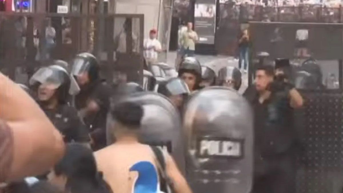 La titular del Inadi, Victoria Donda, indicó que "odian a un pueblo feliz y unido bajo una misma pasión. Por eso Larreta reprime las celebraciones pacíficas y genuinas", afirmó.