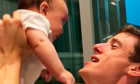 El ahora jugador de Bahía de Brasil volvió a ser viral con un video suyo demostrando su amor incondicional por Colón de Santa Fe. Esta vez no está solamente cantando canciones de su equipo, sino que lo acompaña su pequeña hija de tan solo 4 mese de edad quien sonríe y festeja cada vez que su papá le canta algo sobre el sabalero. El ahora jugador de Bahía de Brasil volvió a ser viral con un video suyo demostrando su amor incondicional por Colón de Santa Fe. Esta vez no está solamente cantando canciones de su equipo, sino que lo acompaña su pequeña hija de tan solo 4 mese de edad quien sonríe y festeja cada vez que su papá le canta algo sobre el sabalero.
