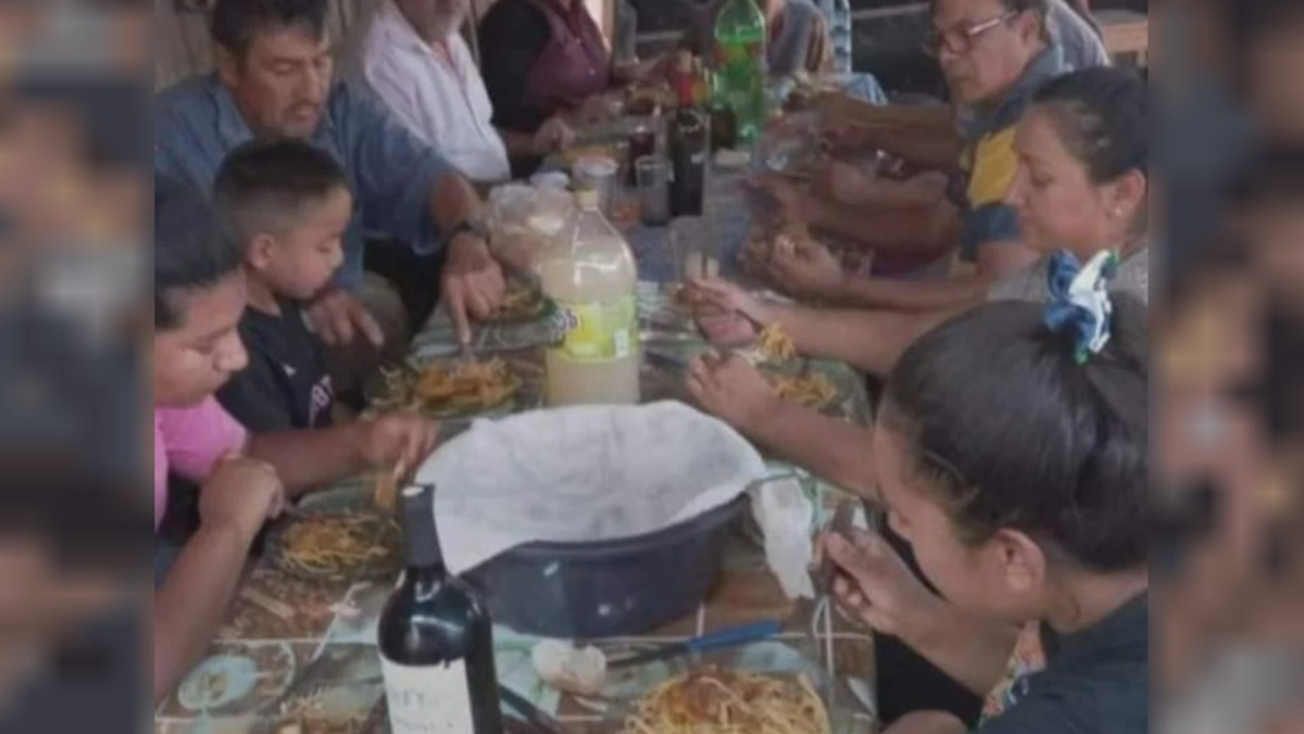 La foto del último almuerzo que compartió Loan Danilo Peña, de 5 años, antes de desaparecer, fue difundida este martes y allí puede verse a varios de los integrantes del grupo que luego salió con el pequeño, supuestamente a buscar naranjas.