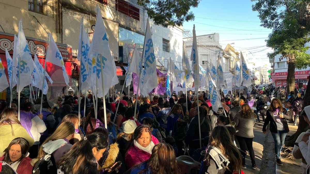 Una columna con más de 2.000 manifestantes partió hacia la Plaza 25 de Mayo donde se llevó a cabo el acto central.