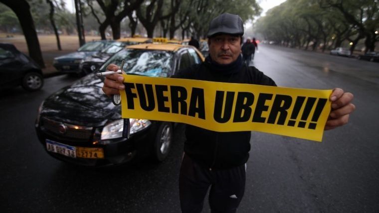 Todos contra Uber: peones y titulares de taxi van al Monumento