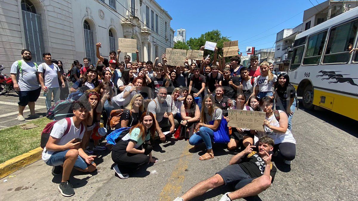Personal educativo de la escuela Almirante Brown de la ciudad de Santa Fe
