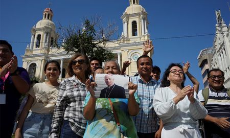 Los habitantes de Chiclayo eufóricos frente a la Catedral de Santa María en Chiclayo, Perú, después de que fuera elegido nuevo Papa. Los habitantes de Chiclayo eufóricos frente a la Catedral de Santa María en Chiclayo, Perú, después de que fuera elegido nuevo Papa.