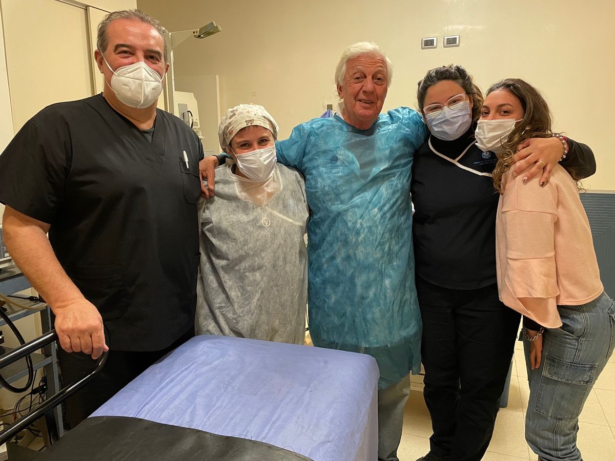 El Dr. César Bonfanti (centro) junto a Julio González (anestesiólogo), las asistentes de endoscopía Verónica Nonino y Florencia Canavesio; y Chiara Bonfanti, que vino a acompañar a su padre en su último día de trabajo.