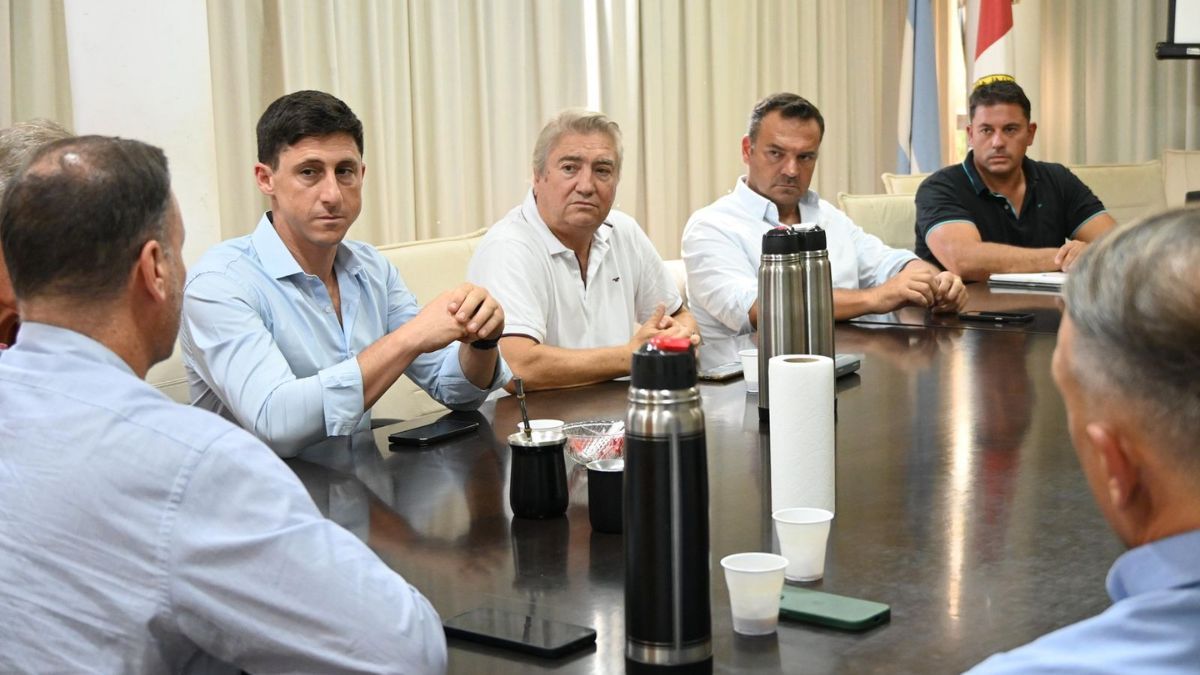 El senador de La Capital, Paco Garibaldi, el ministro de Obras Públicas, Lisandro Enrico, y las empresas a las que se le adjudicó la obra mantuvieron un encuentro. El senador de La Capital, Paco Garibaldi, el ministro de Obras Públicas, Lisandro Enrico, y las empresas a las que se le adjudicó la obra mantuvieron un encuentro. 