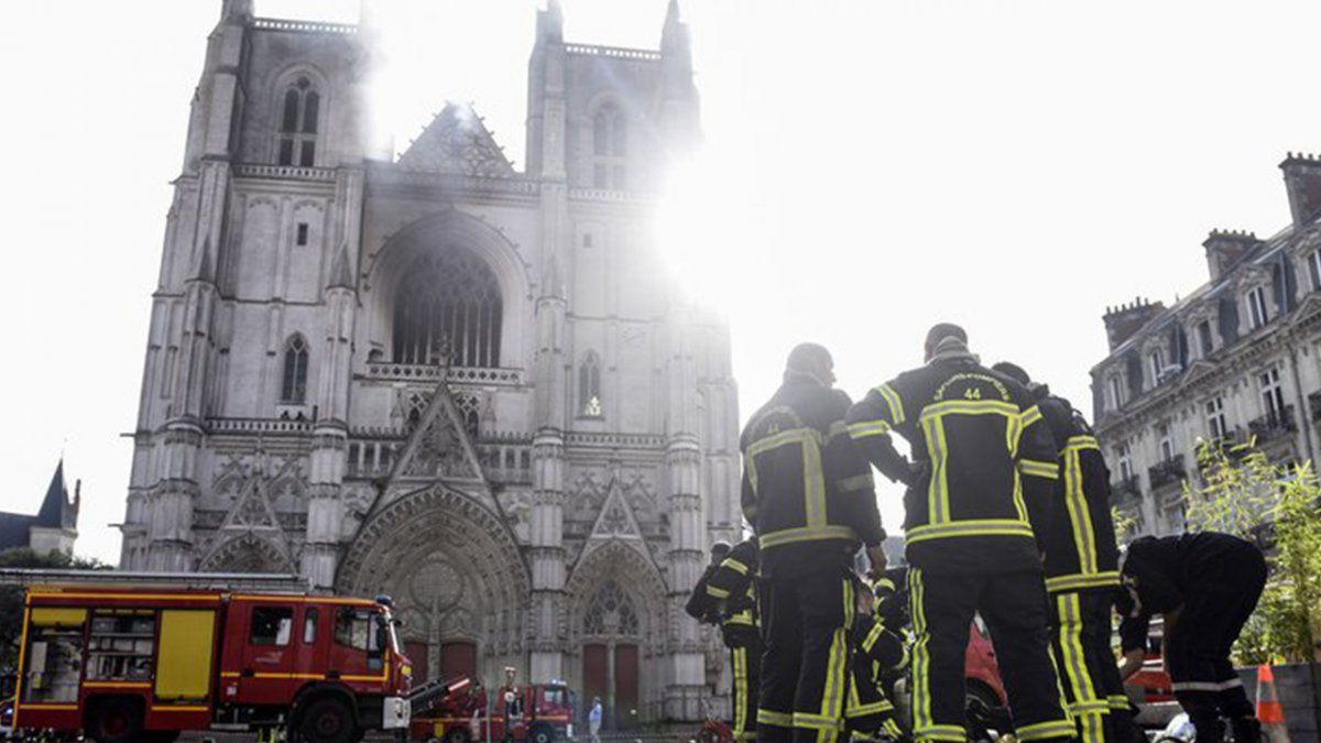 Los bomberos trabajan desde muy temprano para extinguir el fuego.