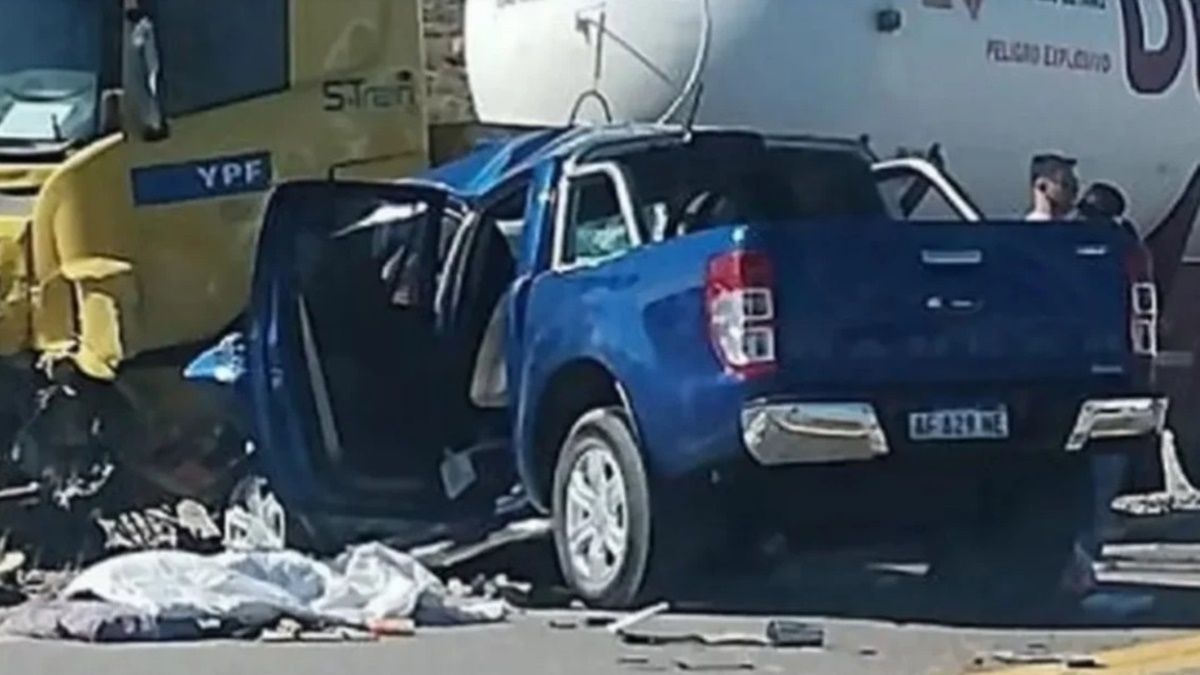 Un hombre y sus dos hijas murieron en el choque frontal de una camioneta y un camión en Pareditas, Mendoza. La mamá de las nenas resultó gravemente herida.