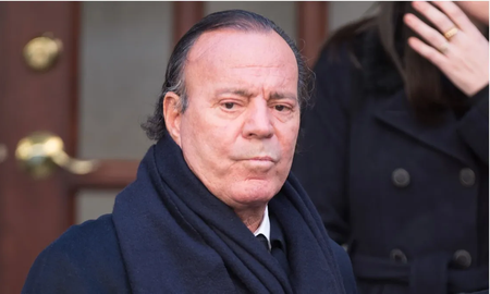 Julio Iglesias fue detenido en el aeropuerto de Punta Cana por el contenido inusual de su valija. Julio Iglesias fue detenido en el aeropuerto de Punta Cana por el contenido inusual de su valija.