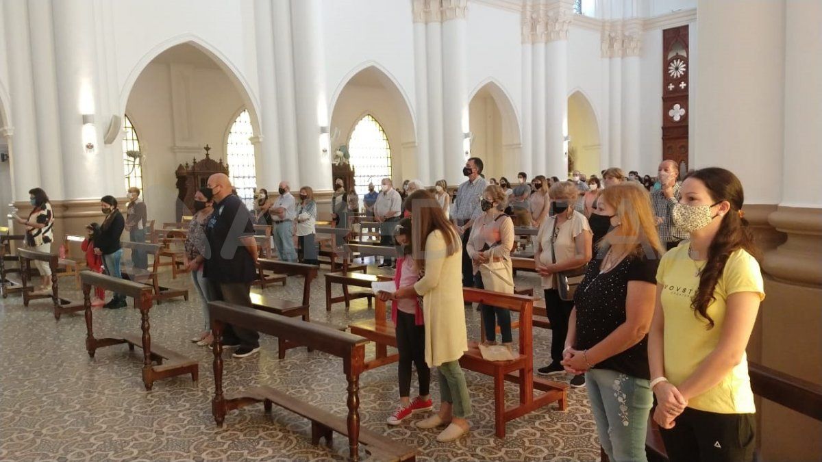 Dentro de la Basílica, se respeta el distanciamiento social para evitar contagios de coronavirus en estas Pascuas.