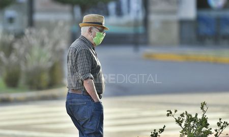 Un hombre mayor en las calles durante la cuarentena. Un hombre mayor en las calles durante la cuarentena.