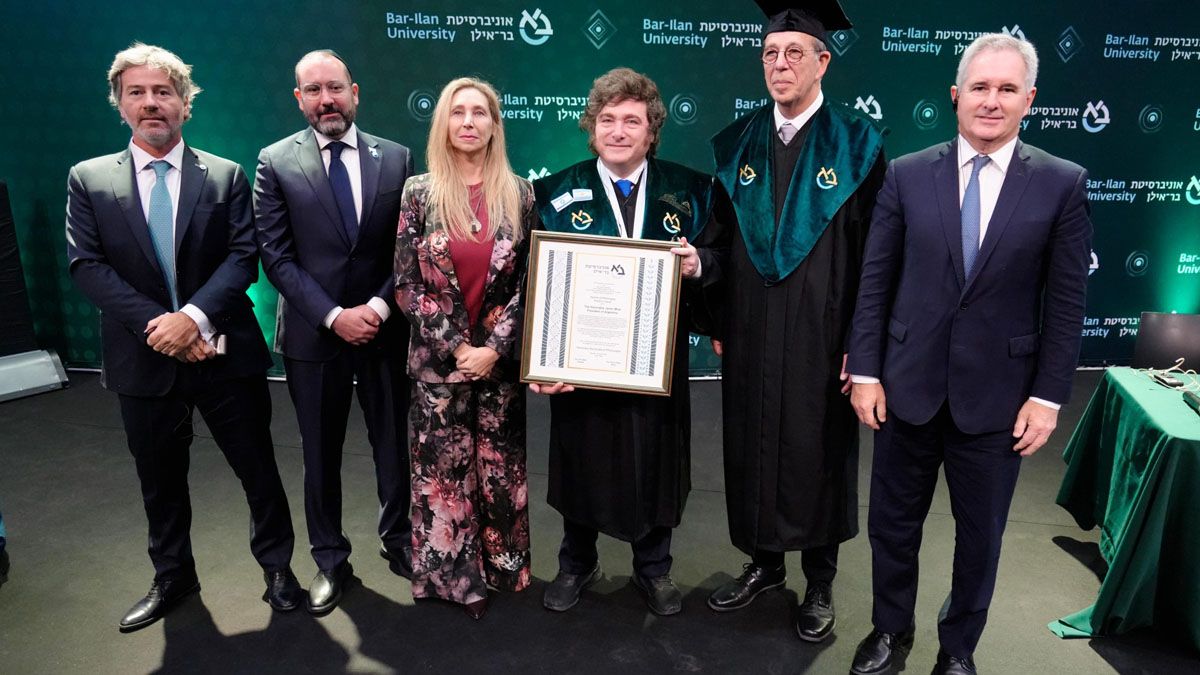 El Presidente Javier Milei recibió el Doctorado Honoris Causa por parte de la Universidad Bar-Ilan. El Presidente Javier Milei recibió el Doctorado Honoris Causa por parte de la Universidad Bar-Ilan.