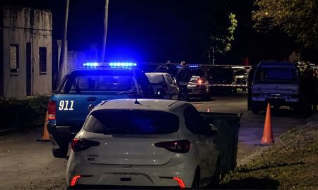 Personal policial y bomberos trabajó en el lugar desde aproximadamente las 16, mientras que agentes de la Policía de Investigaciones (PDI) realizaron peritajes. Personal policial y bomberos trabajó en el lugar desde aproximadamente las 16, mientras que agentes de la Policía de Investigaciones (PDI) realizaron peritajes.