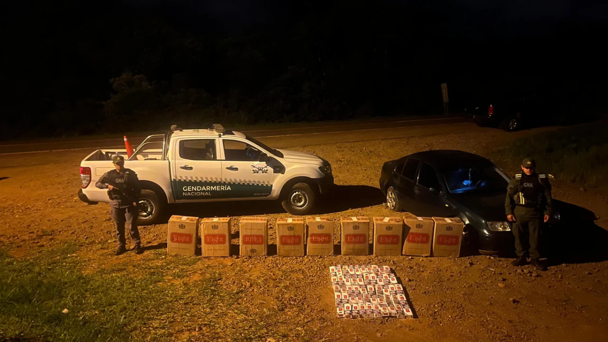 Embistieron un control de Gendarmería: llevaban 5 mil paquetes de cigarrillos y un arma Embistieron un control de Gendarmería: llevaban 5 mil paquetes de cigarrillos y un arma