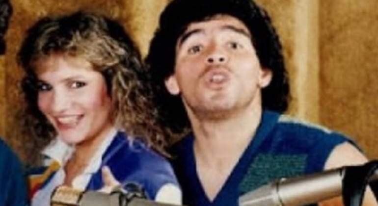 Lucía Galán y Diego Maradona.