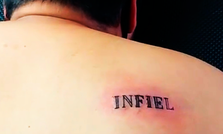 Mientras el hombre estaba acostado boca abajo y el tatuador escribía la palabra infiel, la mujer decidió presentar capturas impresas de las conversaciones y hasta fotografías de los momentos en los que su novio la había engañado. Mientras el hombre estaba acostado boca abajo y el tatuador escribía la palabra infiel, la mujer decidió presentar capturas impresas de las conversaciones y hasta fotografías de los momentos en los que su novio la había engañado.