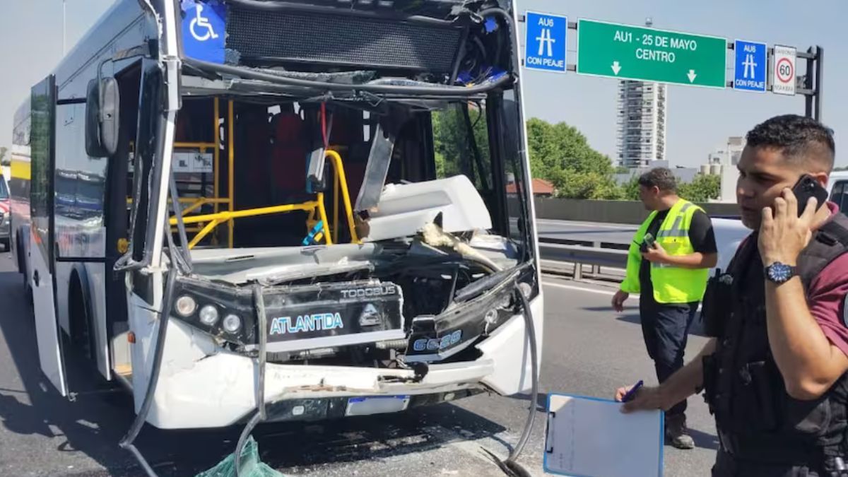 El conductor del colectivo debió ser asistido por el SAME para bajar porque no podía hacerlo por sus propios medios.
