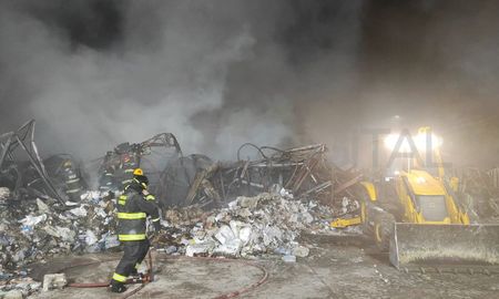 El incendio se originó minutos antes de las 14 en una distribuidora de pañales y artículos de limpieza situada en Estanislao Zeballos al 3400. Una de las paredes del edificio se desplomó por completo. El incendio se originó minutos antes de las 14 en una distribuidora de pañales y artículos de limpieza situada en Estanislao Zeballos al 3400. Una de las paredes del edificio se desplomó por completo.